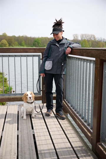 pige med hund i Owney hundejakke