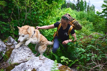 Hund med Rock sele på hiking med kvinde