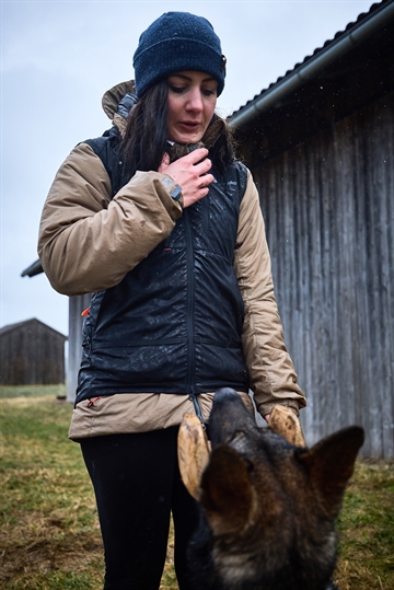 Kvinde i træningsvest med hund