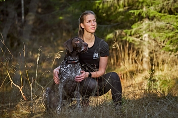 Hund og dame i T-shirt fra Non-stop Dogwear