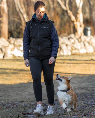 Kvinde i træningsvest med hund