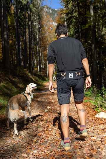 Hund og ejer med trekkingbælte fra Non-stop dogwear