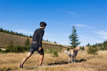 Hund og ejer med trekkingbælte fra Non-stop dogwear